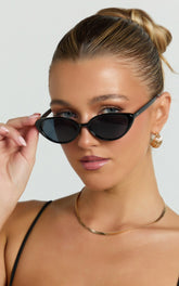 Yvette Sunglasses - Cat Eye Sunglasses in Black